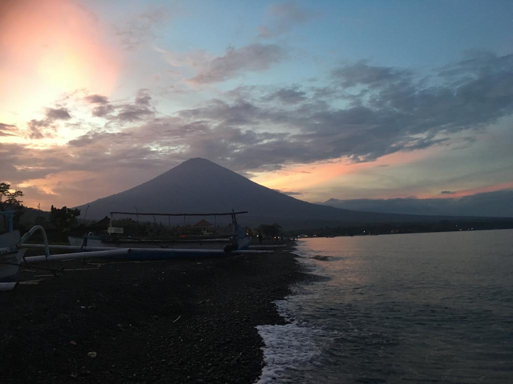 The Bbq Guest House Amed Exterior foto